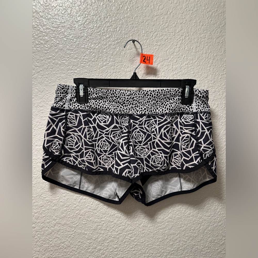 Lululemon low rise speed up shorts A24